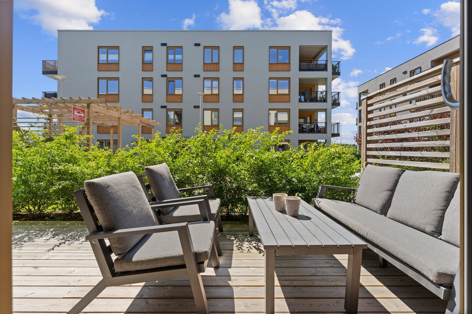 Solrik terrasse som forlenger sommerdagene ute. Galleribilde