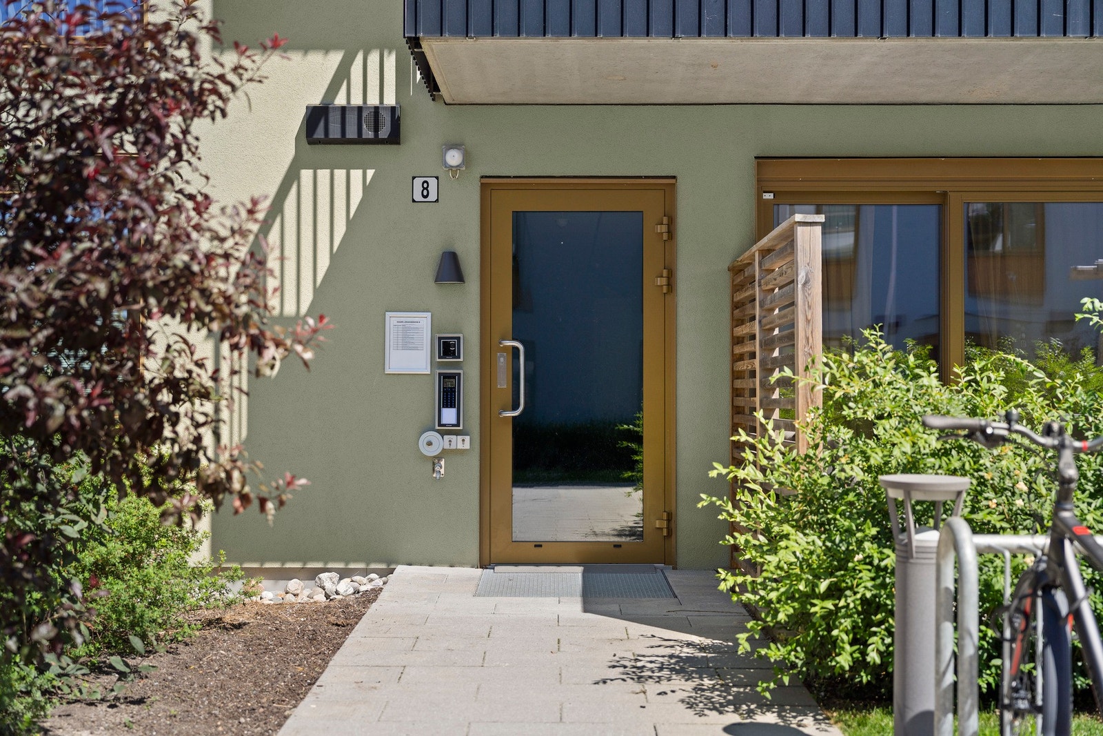 Pent opparbeidet felles inngangsparti fører deg inn i en lys og praktisk leilighet. Galleribilde