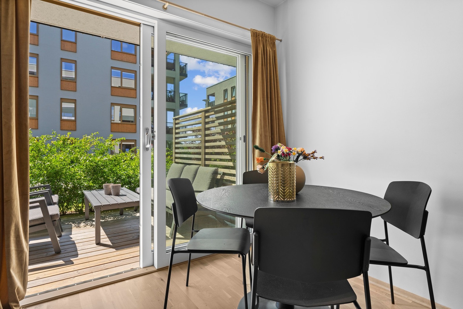 Fra stuen er det utgang til en sydvestvendt terrasse på ca. 15 kvm. Terrassen er bygget med terrassebord og bjelkelag i tre og fungerer som en fin forlengelse av oppholdsrommet på varme dager. Galleribilde