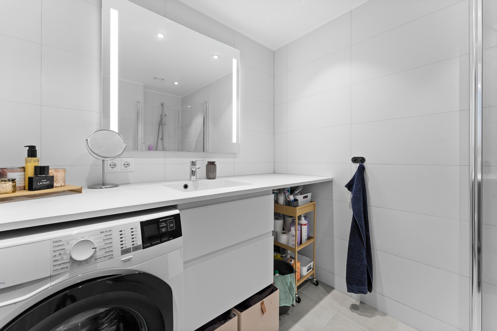 Det er opplegg for vaskemaskin, og ventilasjonen ivaretas av mekanisk avtrekk kombinert med luftespalte under døren for god sirkulasjon. Galleribilde