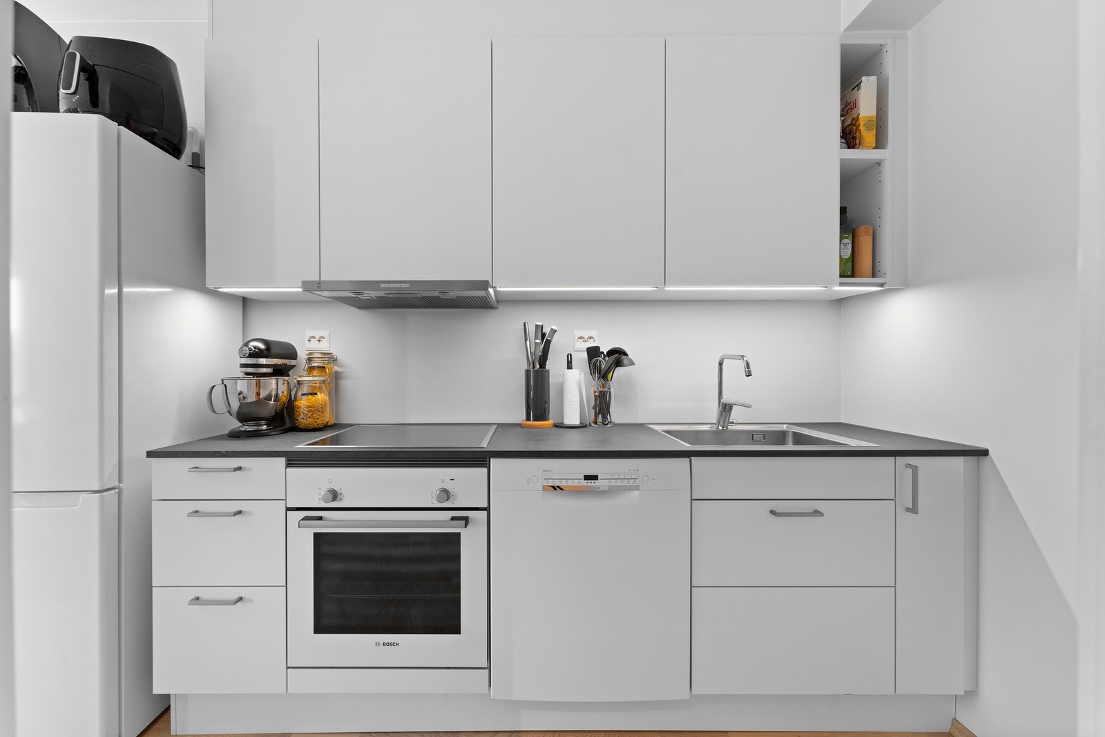 Det er opplegg for oppvaskmaskin, og ventilasjon skjer via kjøkkenventilator med avtrekk og balansert ventilasjon som sikrer god luftkvalitet. Galleribilde