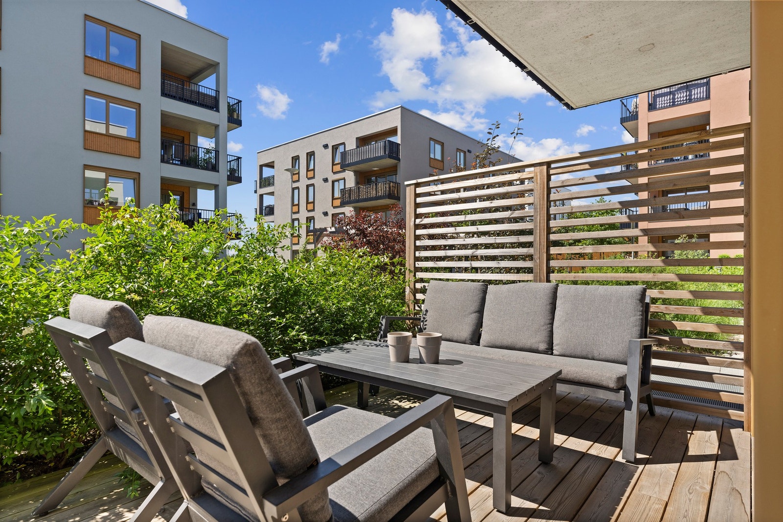 For deg som er glad i idrett og aktivitet, byr Ski på et bredt tilbud. Her finner du idrettsanlegg med flere fotball- og kunstgressbaner, Ski alliansehall med håndballbaner, klatrevegg, tennishall og -baner, ishall, trimløyper med lys og hinderløype. Galleribilde