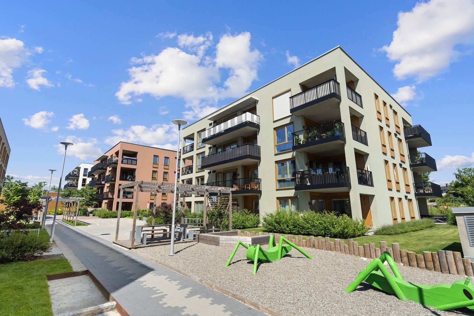 Hagen Johansens vei 8 ligger med enkel tilgang til alt Ski har å by på - fra gode kollektivmuligheter til et rikt utvalg av butikker og servicetilbud. Galleribilde