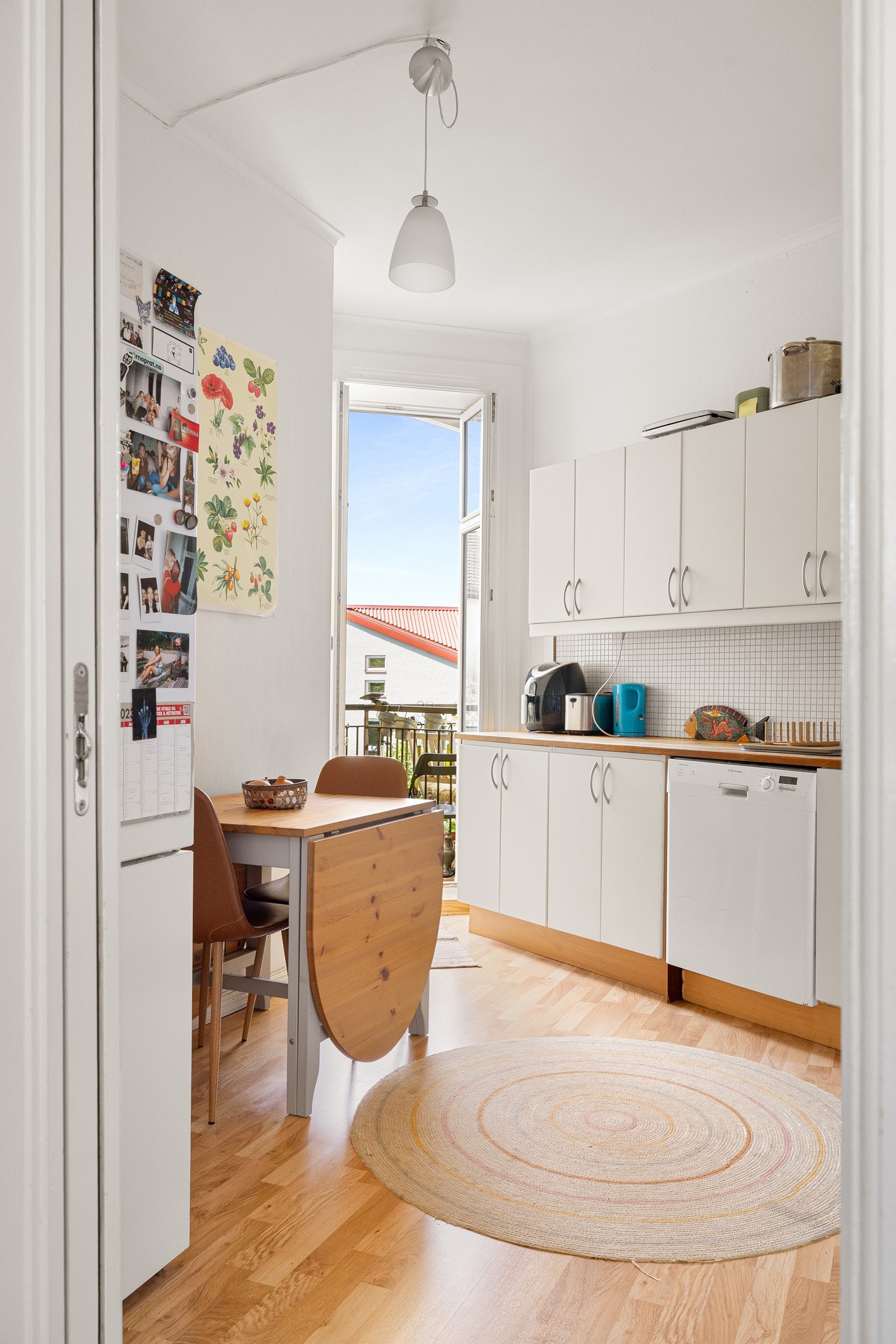 En lys og klassisk 5-roms selveiet hjørneleilighet i en klassisk bygård fra 1909. Leiligheten ligger på hjørnet i byggets 3. etasje, og har en gjennomgående planløsning med en koselig balkong mot bakgården. Galleribilde