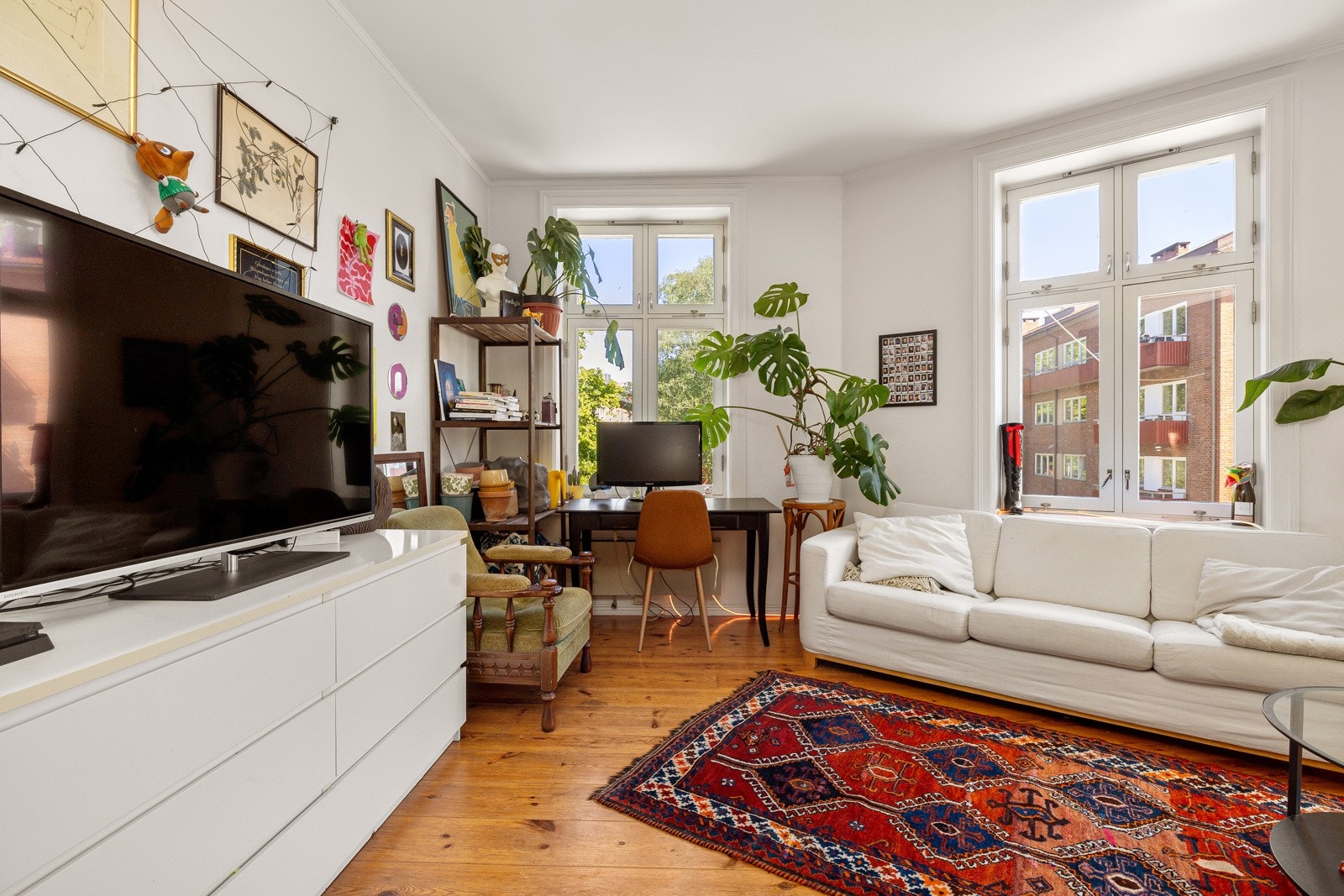 Stuen er det naturlige oppholdsrommet i leiligheten, og er et stort, lyst og luftig rom. Galleribilde