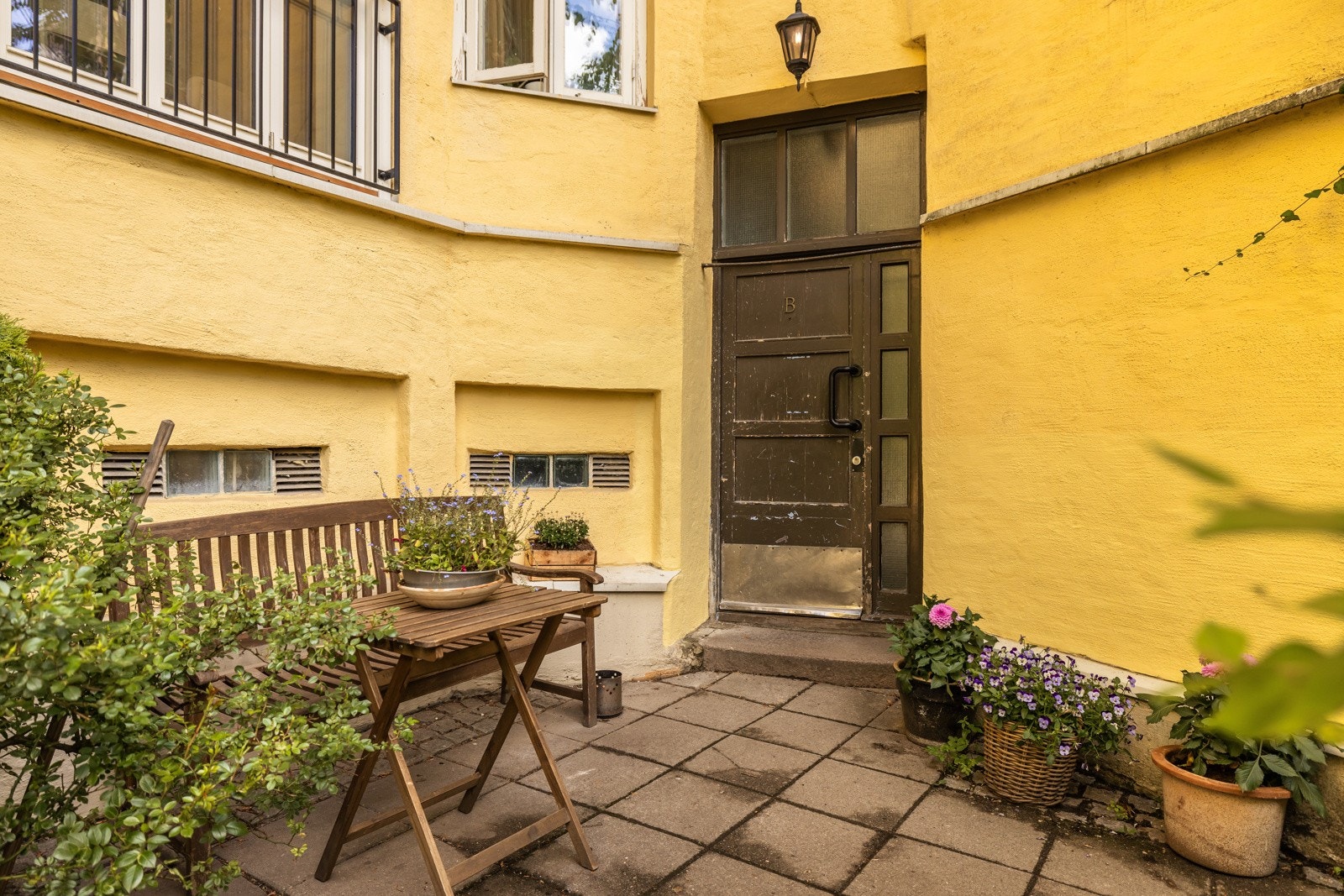 Fellesområder opparbeidet med hellebelagte internveier, sittebenker, sykkelparkering, plenarealer, prydbusker og diverse beplantning. Galleribilde