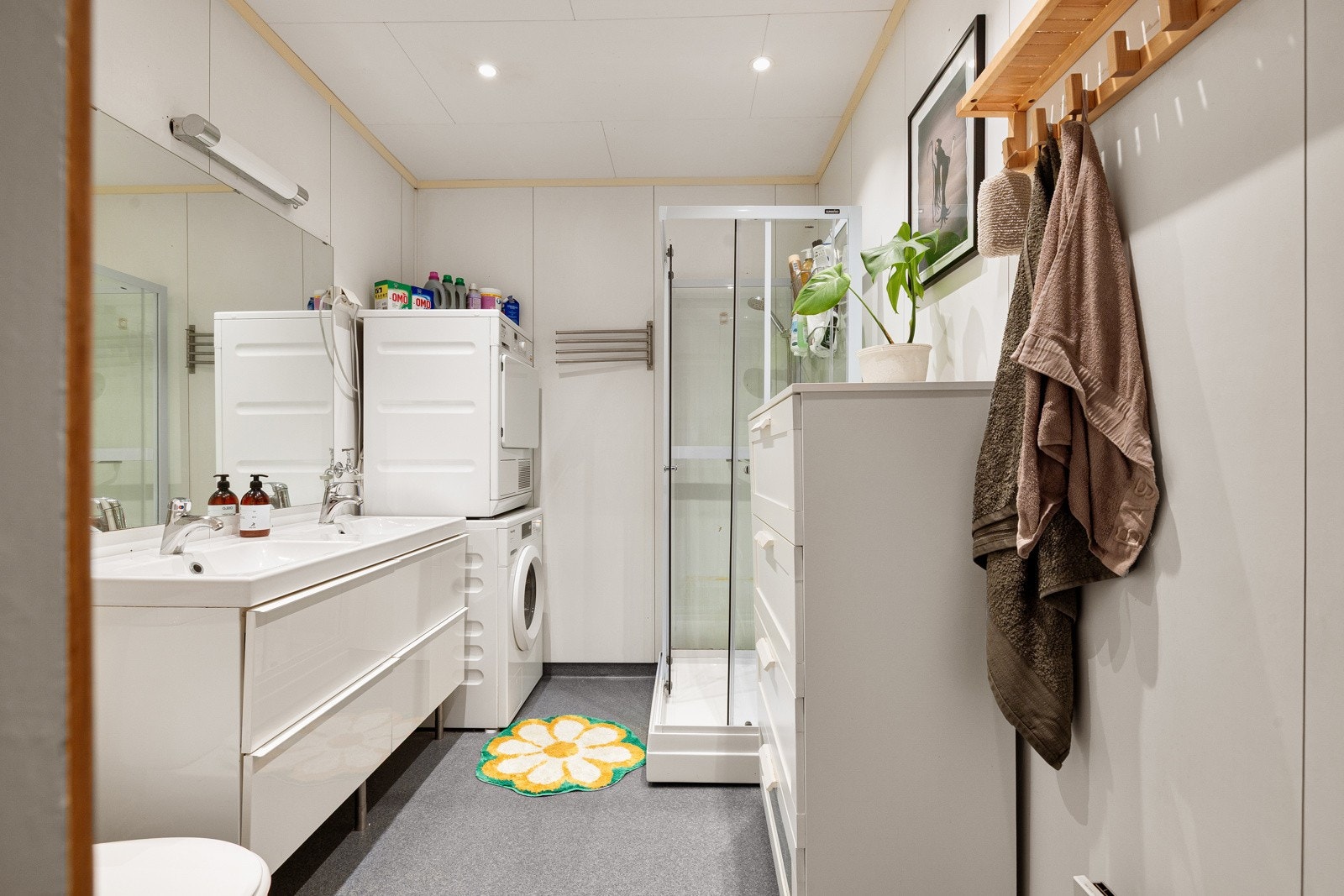 Leiligheten har et lyst baderom fra 1986, etablert under byfornyelsen. Baderommet har belegg på gulv. baderomspanel på veggene, downlights i himlingen og avtrekksvifte plassert på vegg. Galleribilde