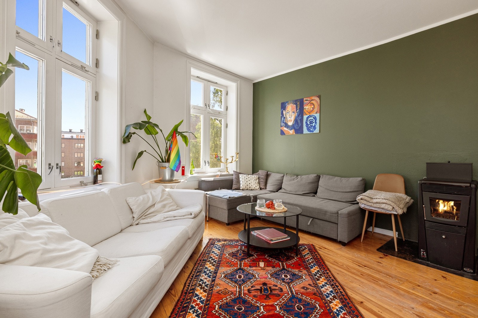 Lysinnslippet sammen med den gode takhøyden på ca. 2,72 meter bidrar til en god og luftig romfølelse. Galleribilde