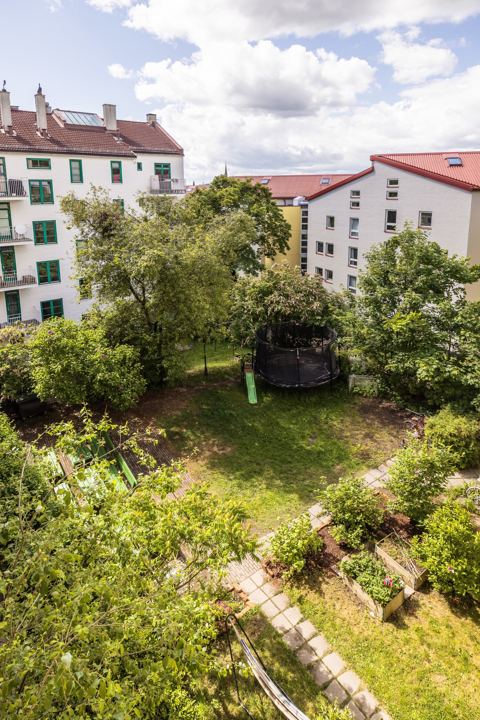 Balkongen vender ut mot rolig og frodig bakgård. Galleribilde