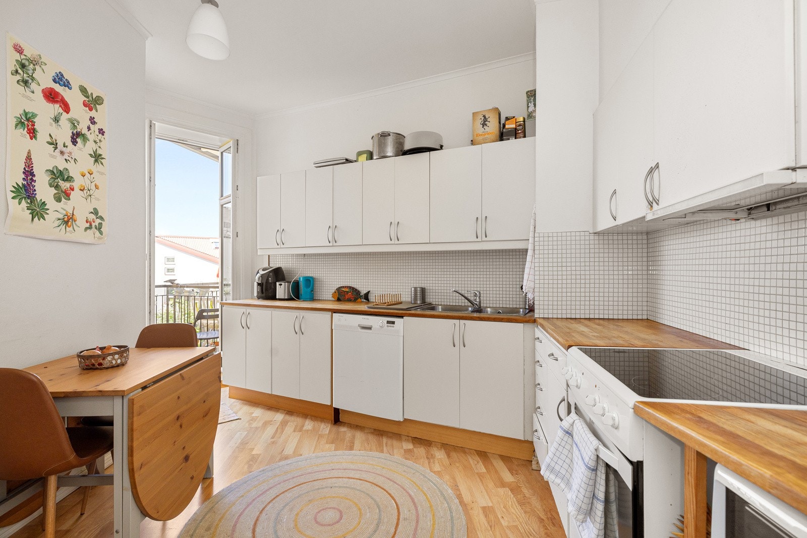 Leiligheten har et lyst separat kjøkken som vender ut mot bakgården. Kjøkkenet har laminat på gulv, lysmalte overflater og god takhøyde på ca. 2,84 meter. Galleribilde