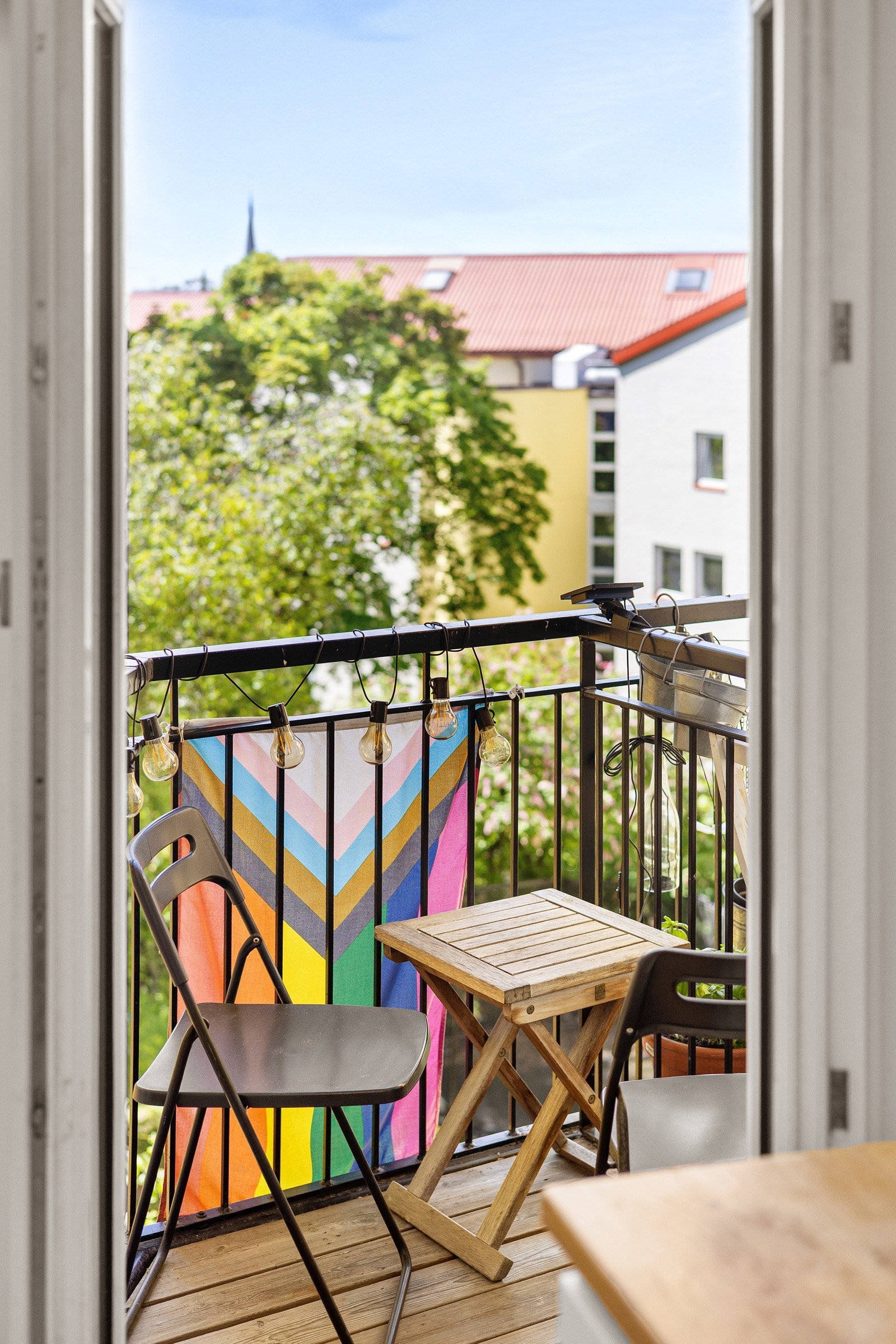 Fra kjøkkenet har du doble terrassedører ut til en koselig luftebalkong på ca. 1m². Galleribilde