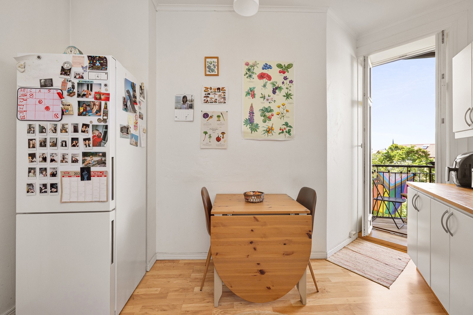 Det er plass til et koselig frokostbord på kjøkkenet. Galleribilde