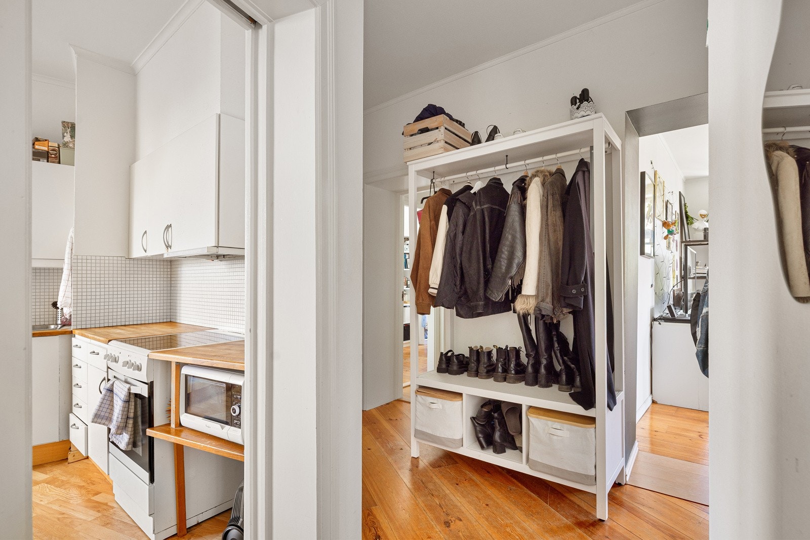 Du ønskes velkommen inn i en lys entré med plass til sko og oppheng av yttertøy. Galleribilde