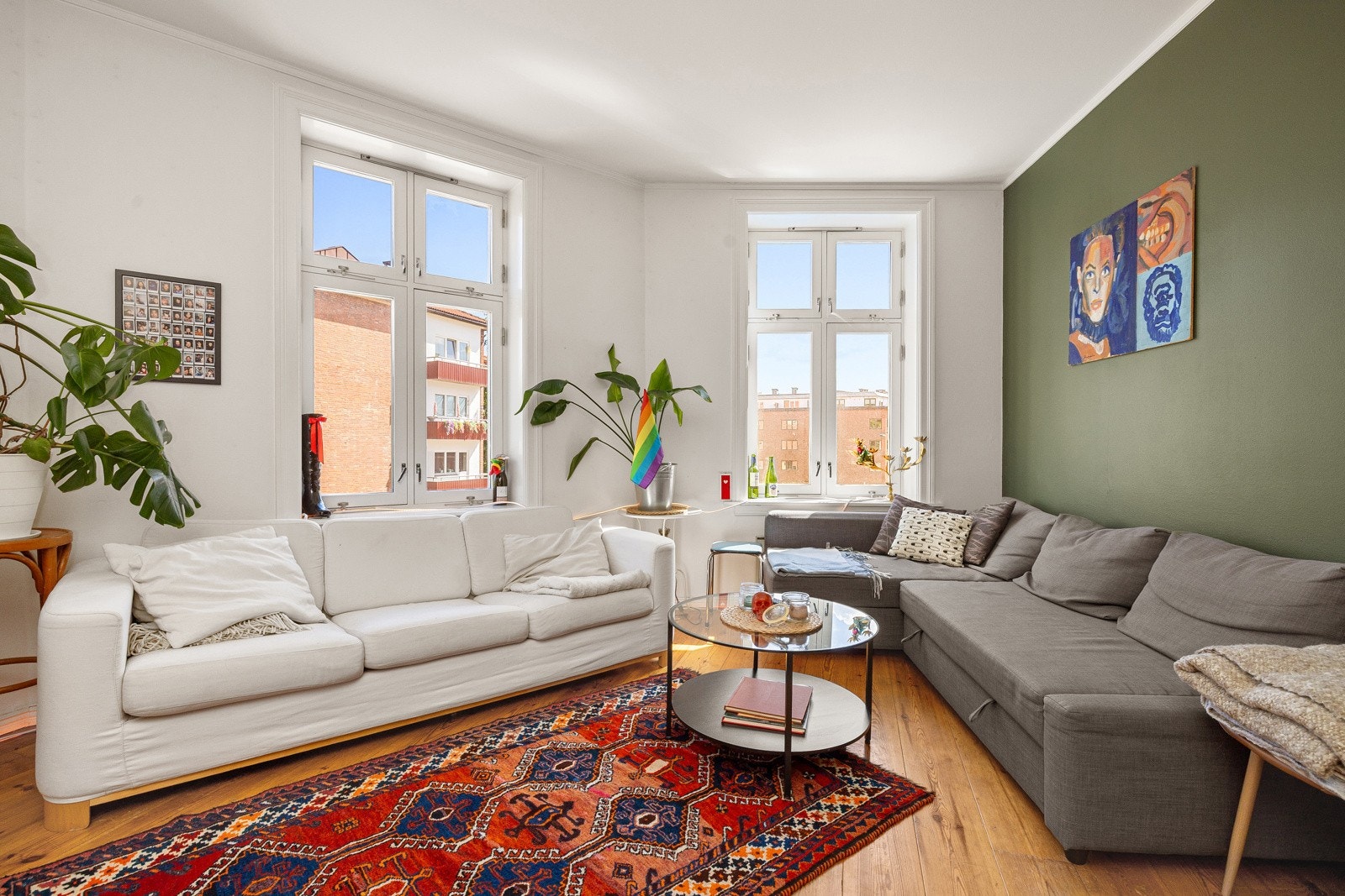 Beliggenheten på hjørnet i byggets 3. etasje med tre store klassiske vindusflater sørger for rikelig med naturlig lys. Galleribilde