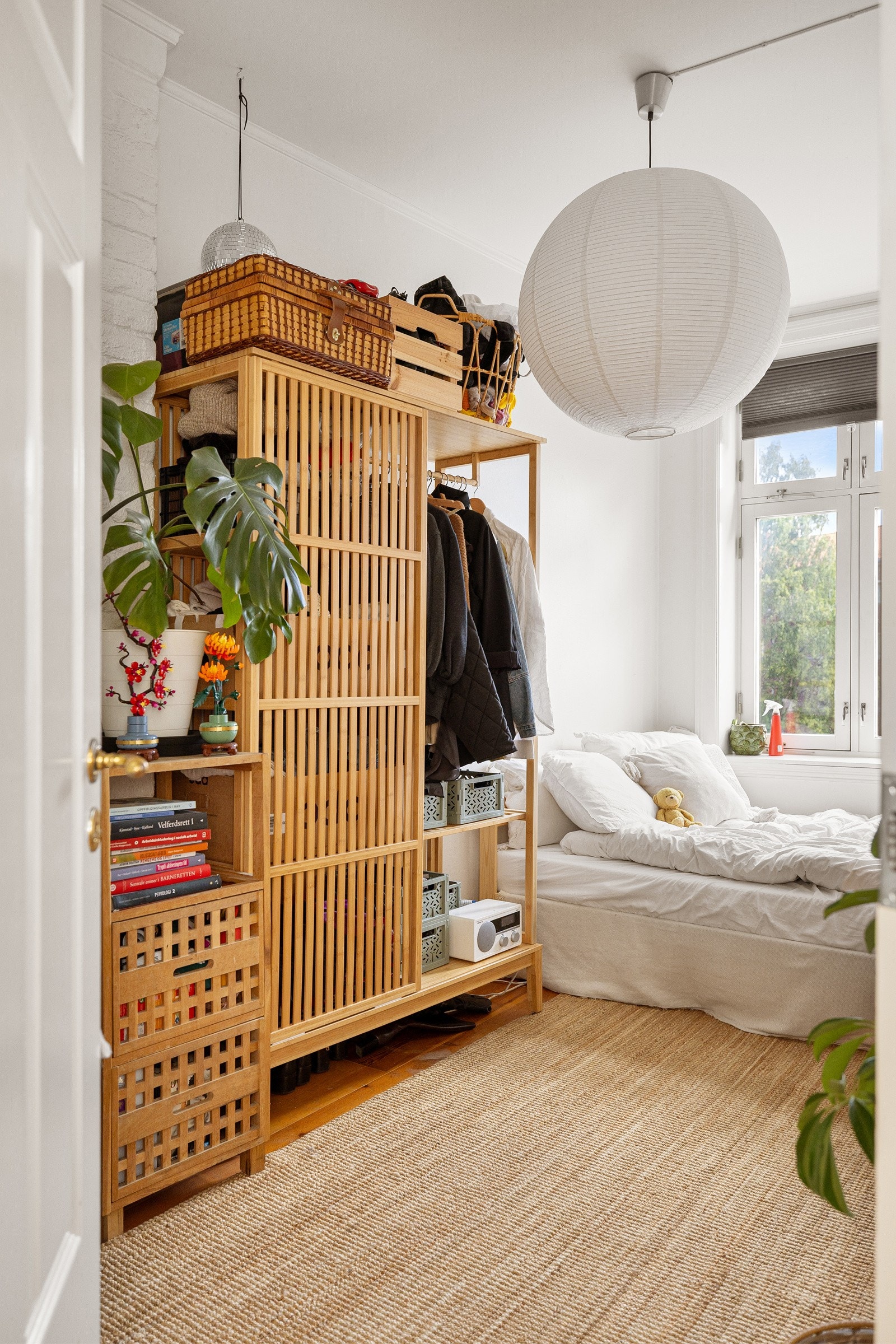 Alle rommene har tregulv og lysmalte overflater. Det er store klassiske vindusflater og god takhøyde på ca. 2,72 meter. Galleribilde