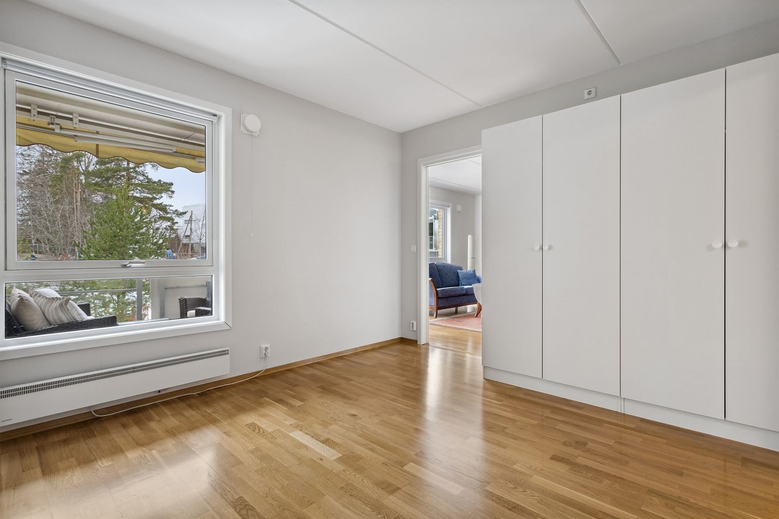 Lys og luftig soverom med god plass til øvrig møblement. Galleribilde