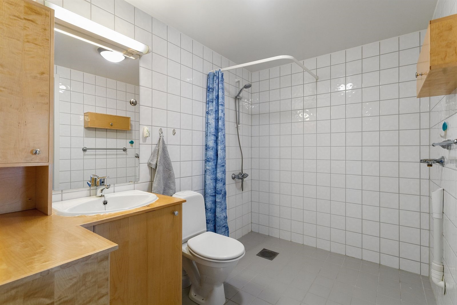 Pent bad med opplegg for vaskemaskin. Galleribilde