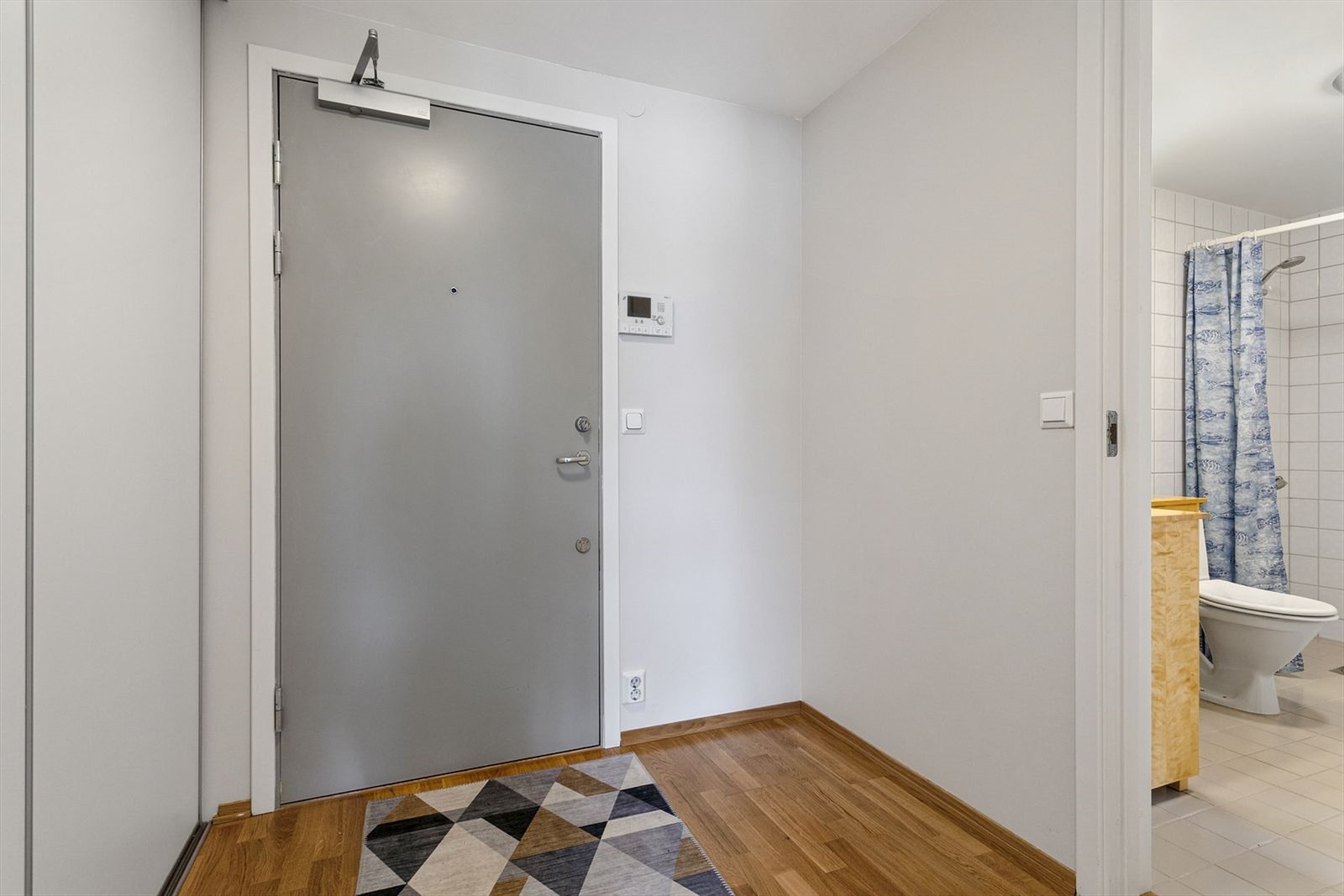 Innbydende inngangsparti med praktisk skyvedørsgarderobeskap. Galleribilde