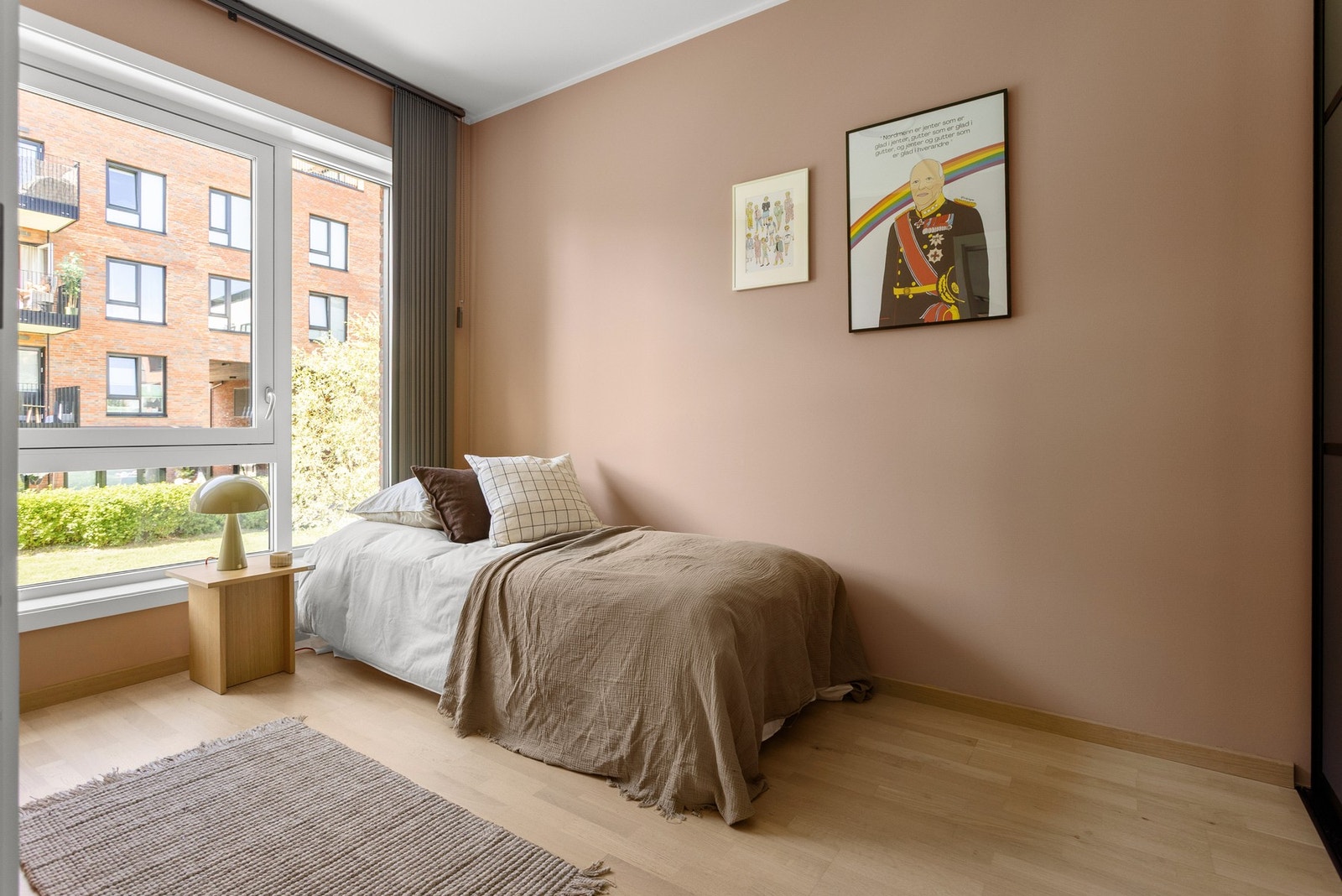 Soverom nummer to passer perfekt som gjesterom, barnerom eller kontor- alt etter ønske og behov! Galleribilde