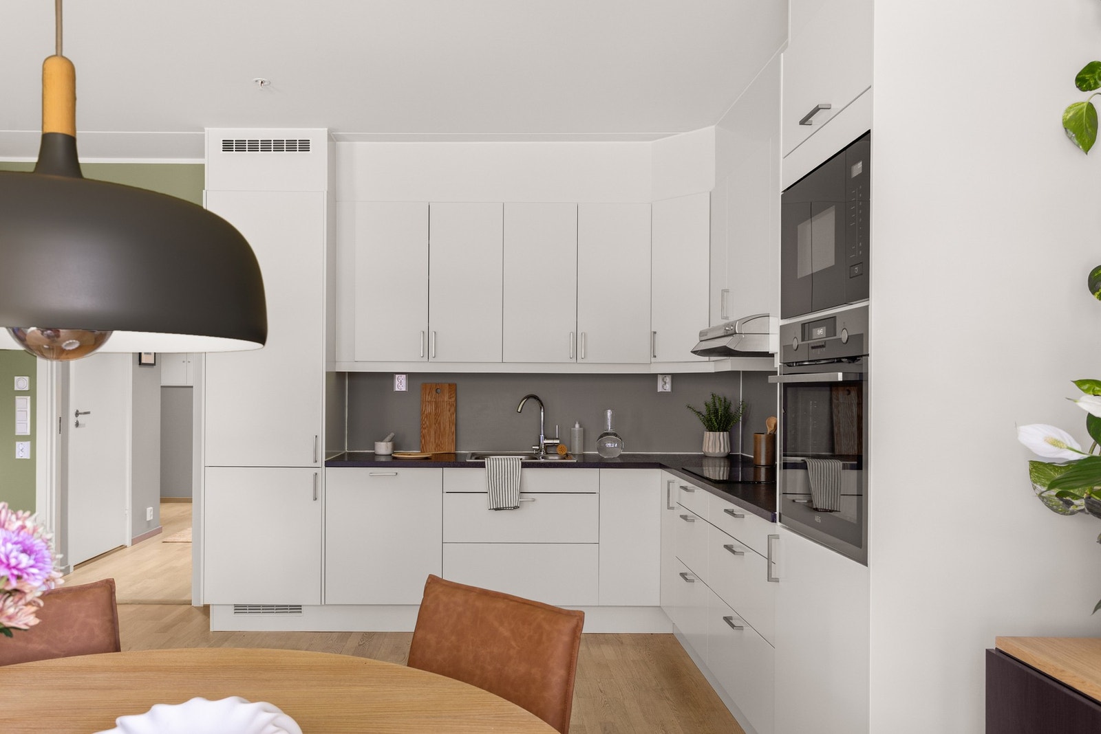 Innredningen har fabrikklakkerte glatte fronter og laminat benkeplate med nedfelt oppvaskkum. Galleribilde