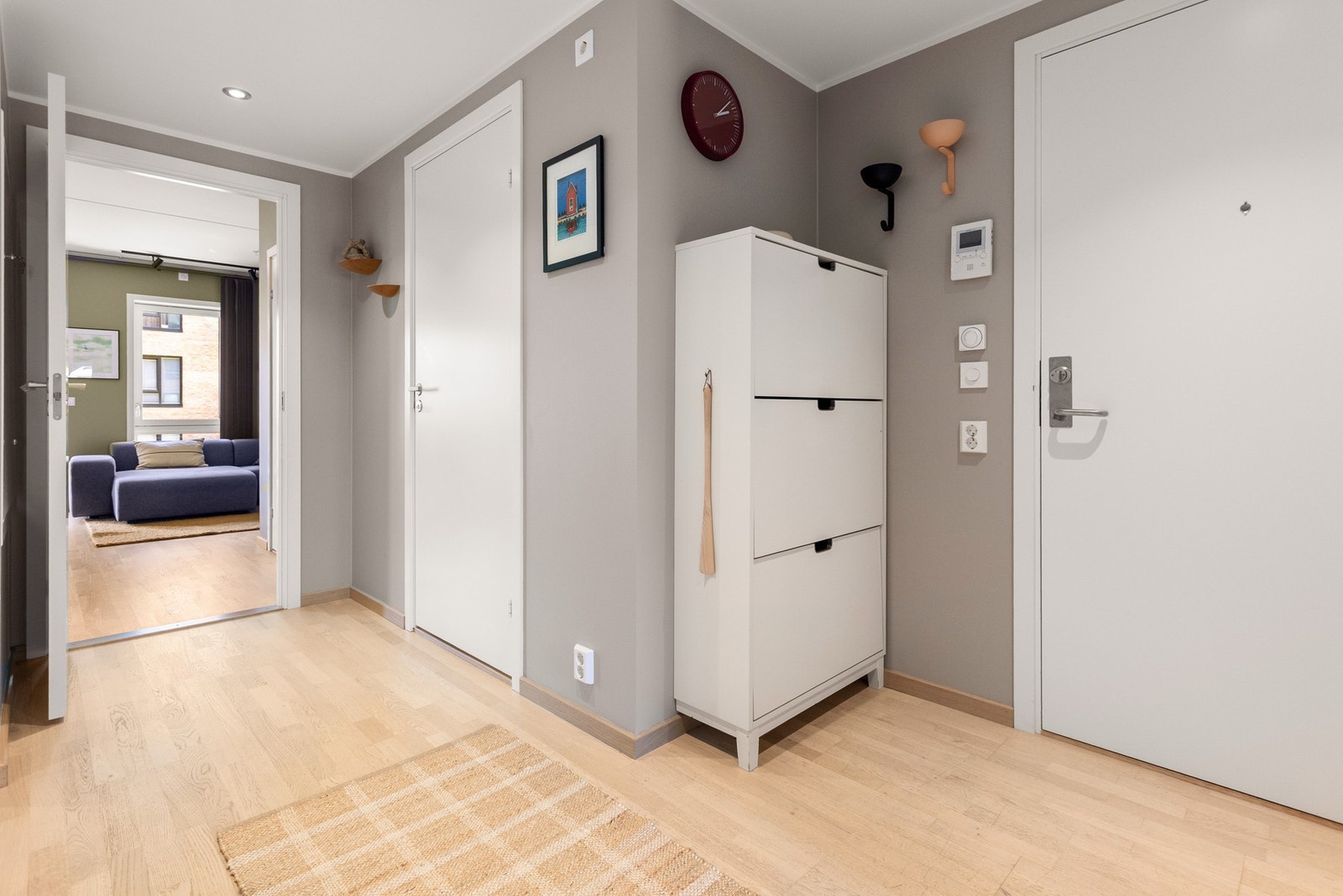 Entréen er romslig med plass til skoskap og knaggrekke. Galleribilde
