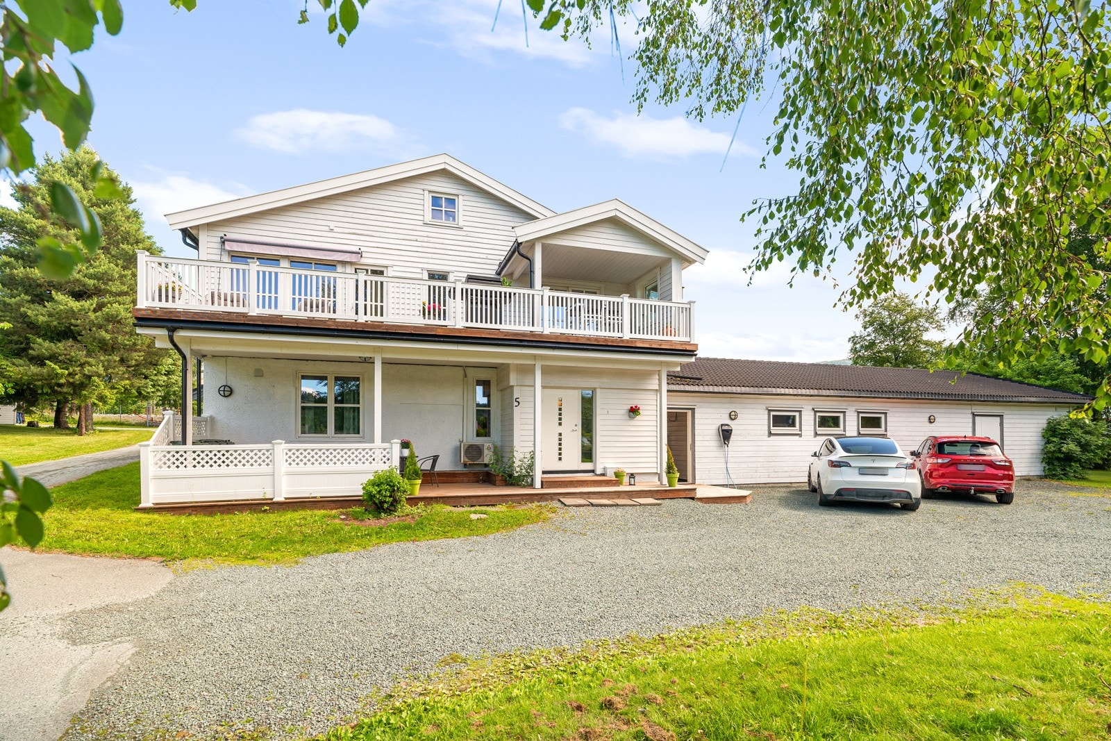 Mælabakken har en glimrende beliggenhet nært alle fasiliteter i sentrum, bussholdeplass og togstasjon. Galleribilde