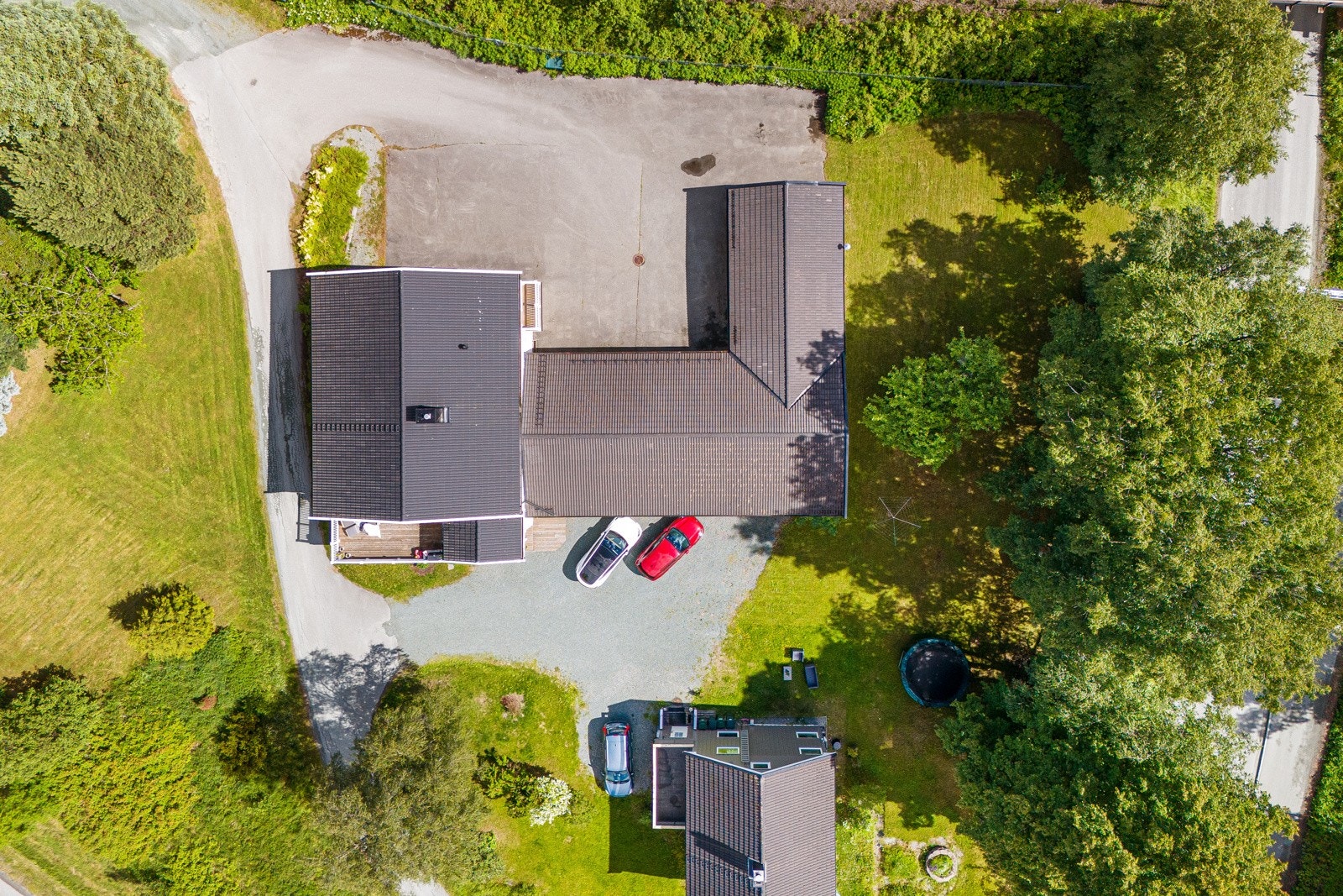 Sentralt beliggende eiendom i Melhus sentrum. Nærhet til kollektivtransport. Rikelig med parkeringsplasser på eiendommen. Galleribilde