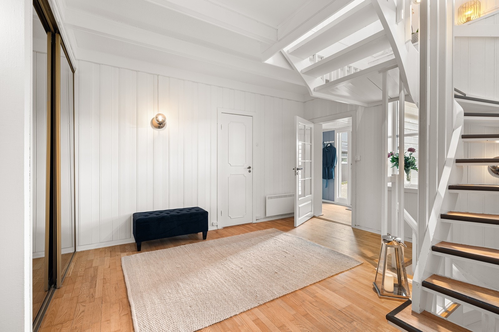 Her blir man møtt av en romslig hall med garderobeløsning. Galleribilde