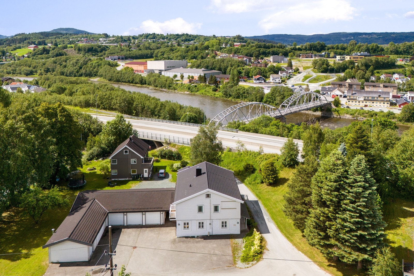 Stor asfaltert gårdsplass. Eiendommen har rikelig med oppstillingsplasser. Galleribilde