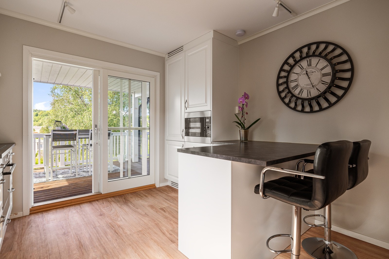 Fra kjøkkendelen har man også utgang til verandaen. Verandaen er en naturlig forlengelse av rommene. Galleribilde