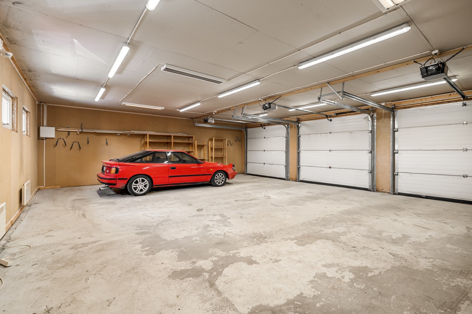 Parkeringsarealet er ca. 80 kvm og har tre stk garasjeporter. Har du en håndverkerbedrift, en entreprenør eller bare ønsker en stor garasje selv er anlegget godt egnet. Galleribilde