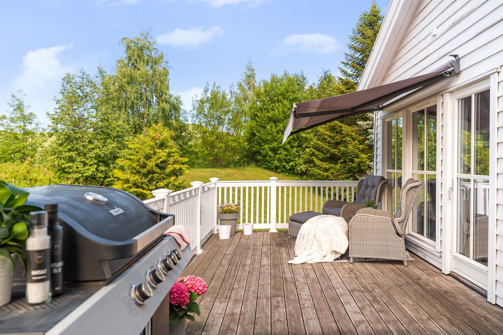 Terrasse med Møre royal terrassebord. Galleribilde