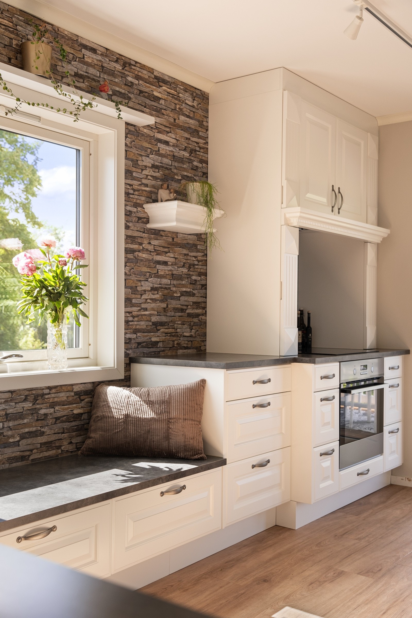 Praktisk og moderne med helintegrerte hvitevarer. Galleribilde