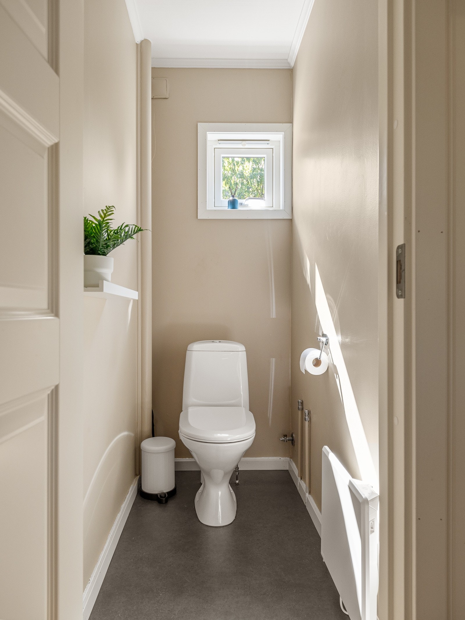 Separat toalettrom i etasjen. Galleribilde