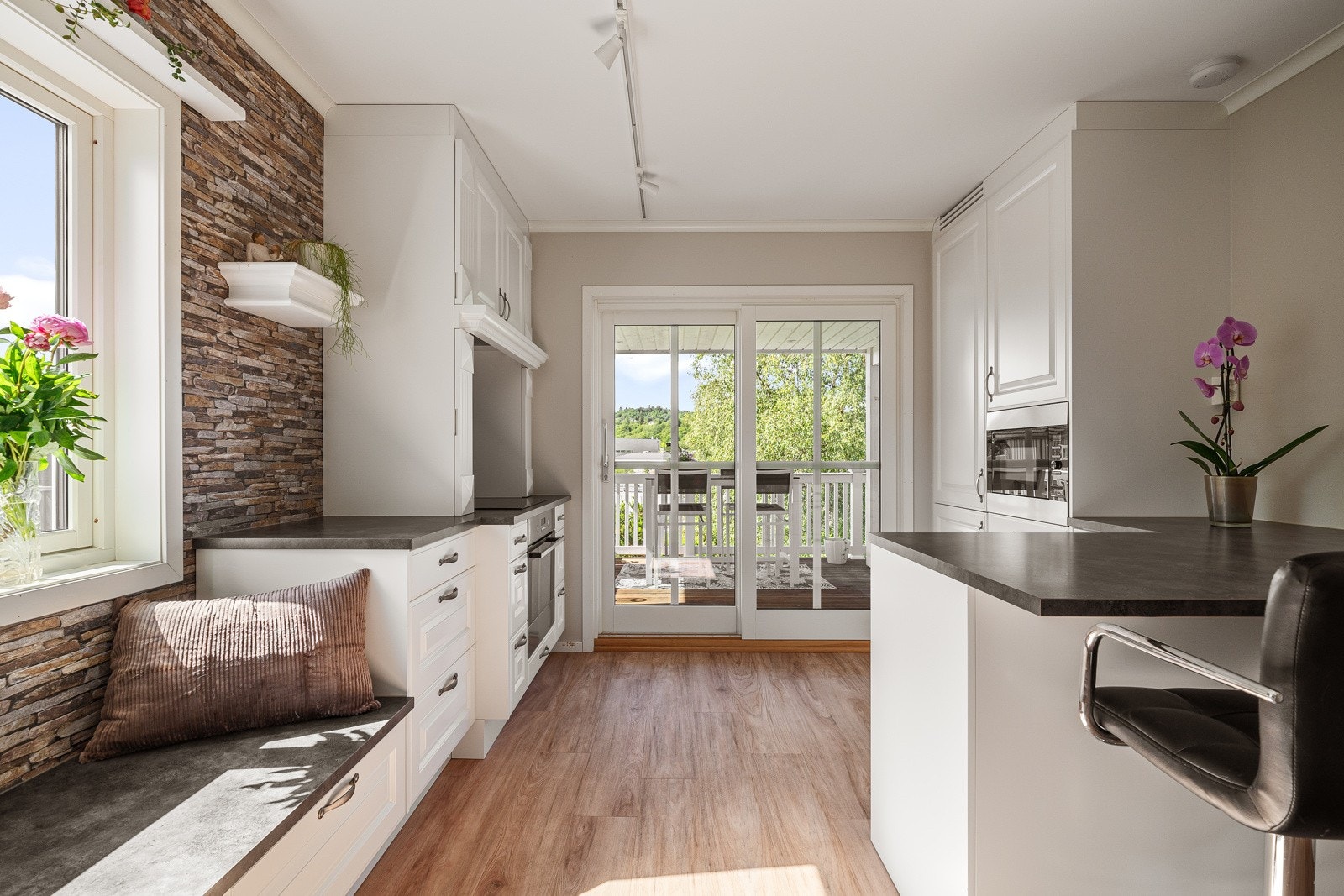 Lyst og tiltalende kjøkken Galleribilde