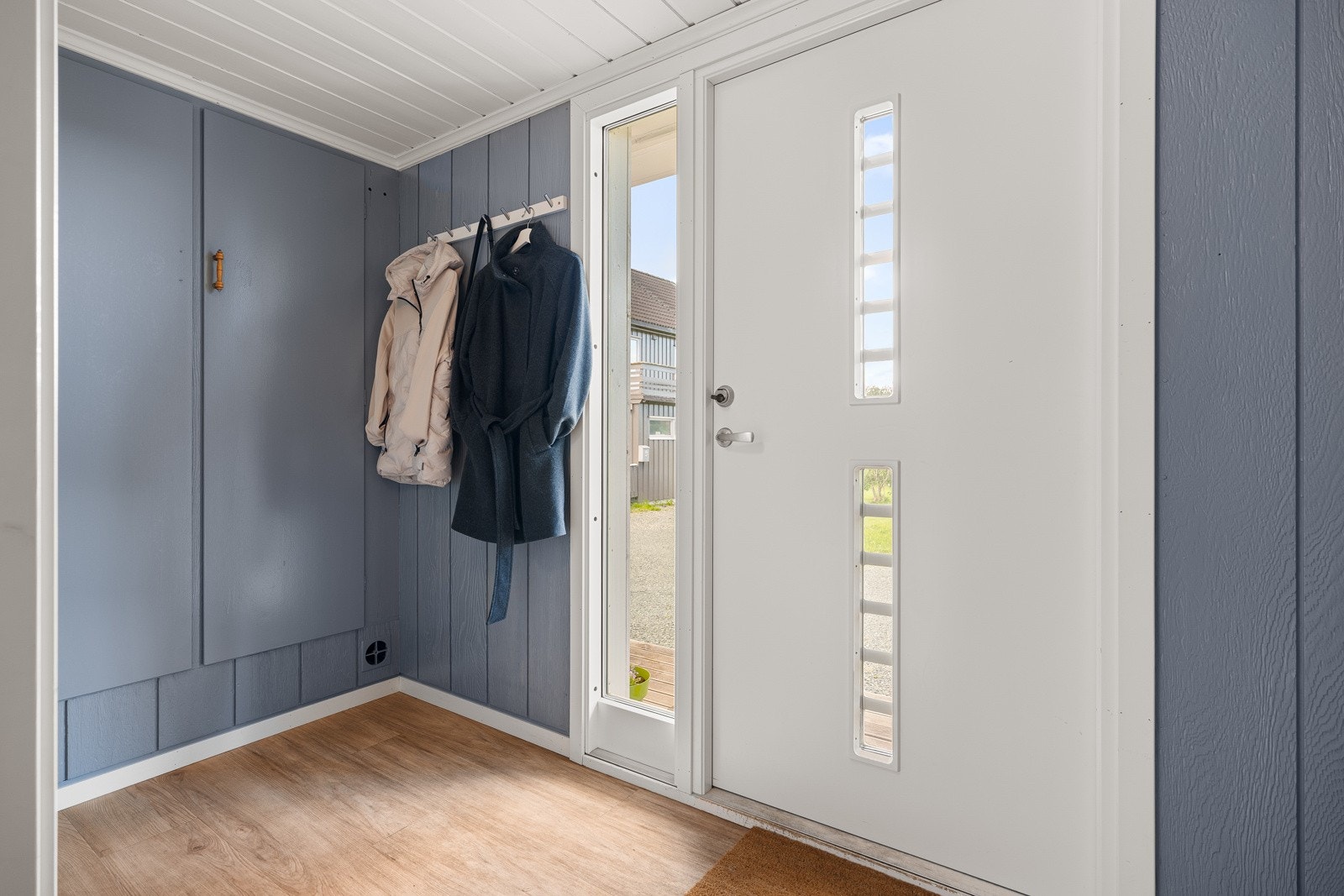 Lys og luftig entré i hoveddelen. Galleribilde