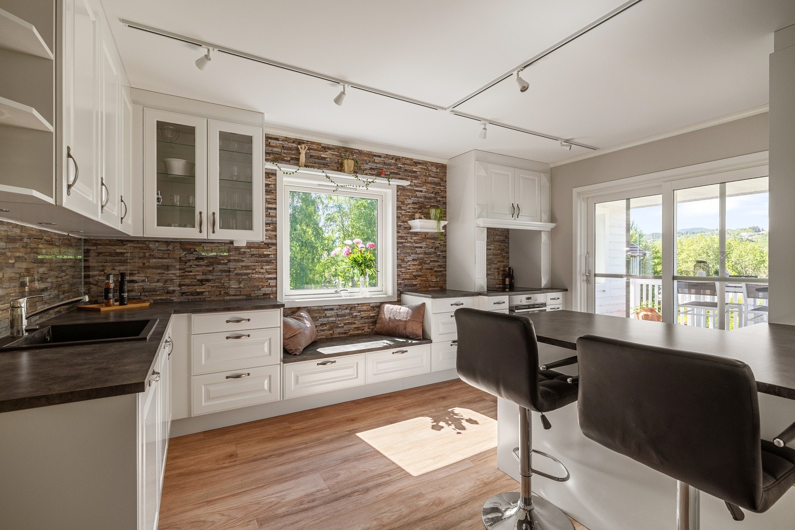 Kjøkkenøy er et fint supplement til kjøkkenbenken. Galleribilde