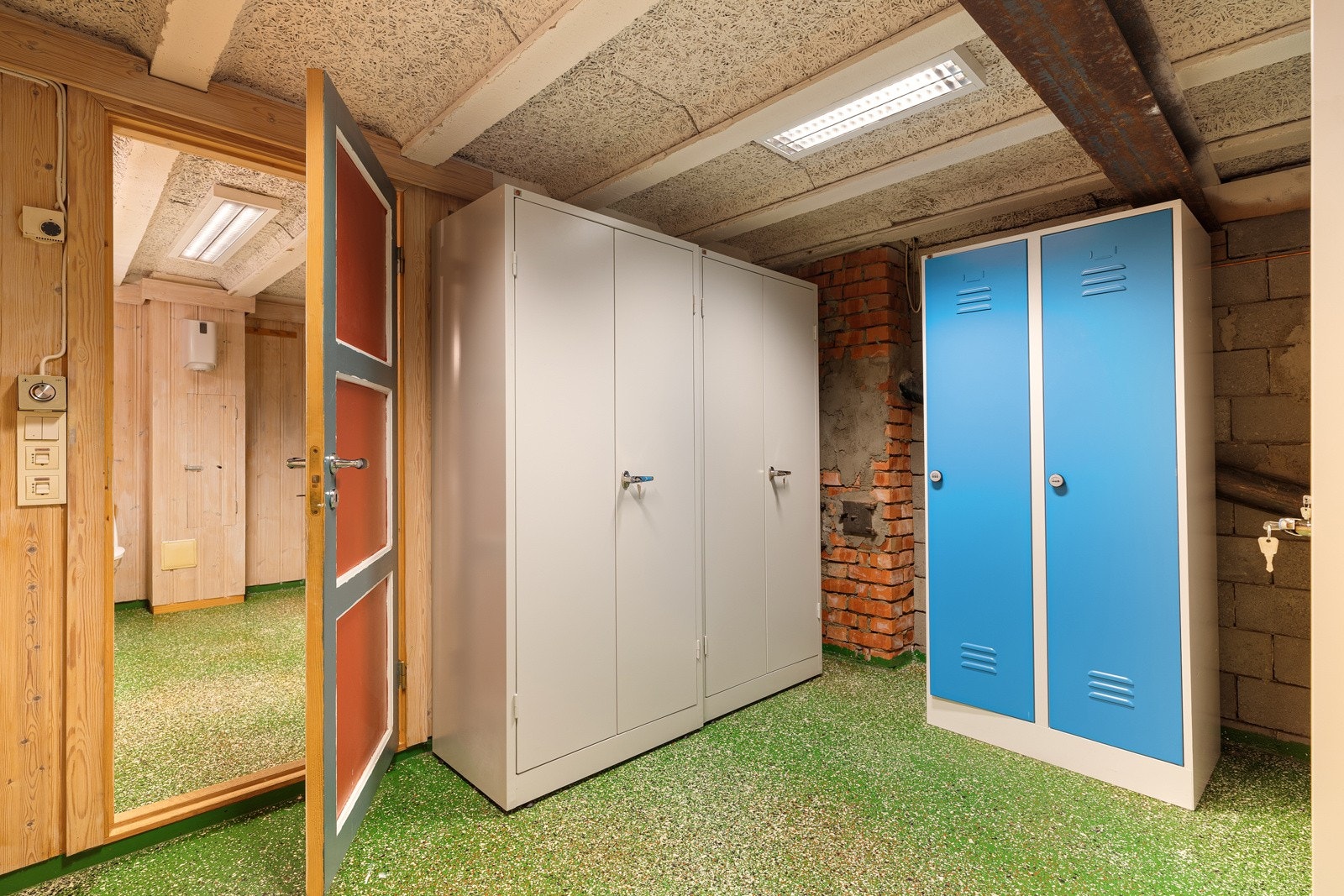 Omkledningsrom i kjeller. Galleribilde