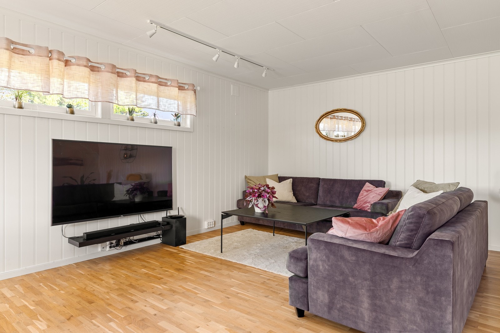 Etasjen har en god planløsning og gir gode møbleringsmuligheter. Galleribilde