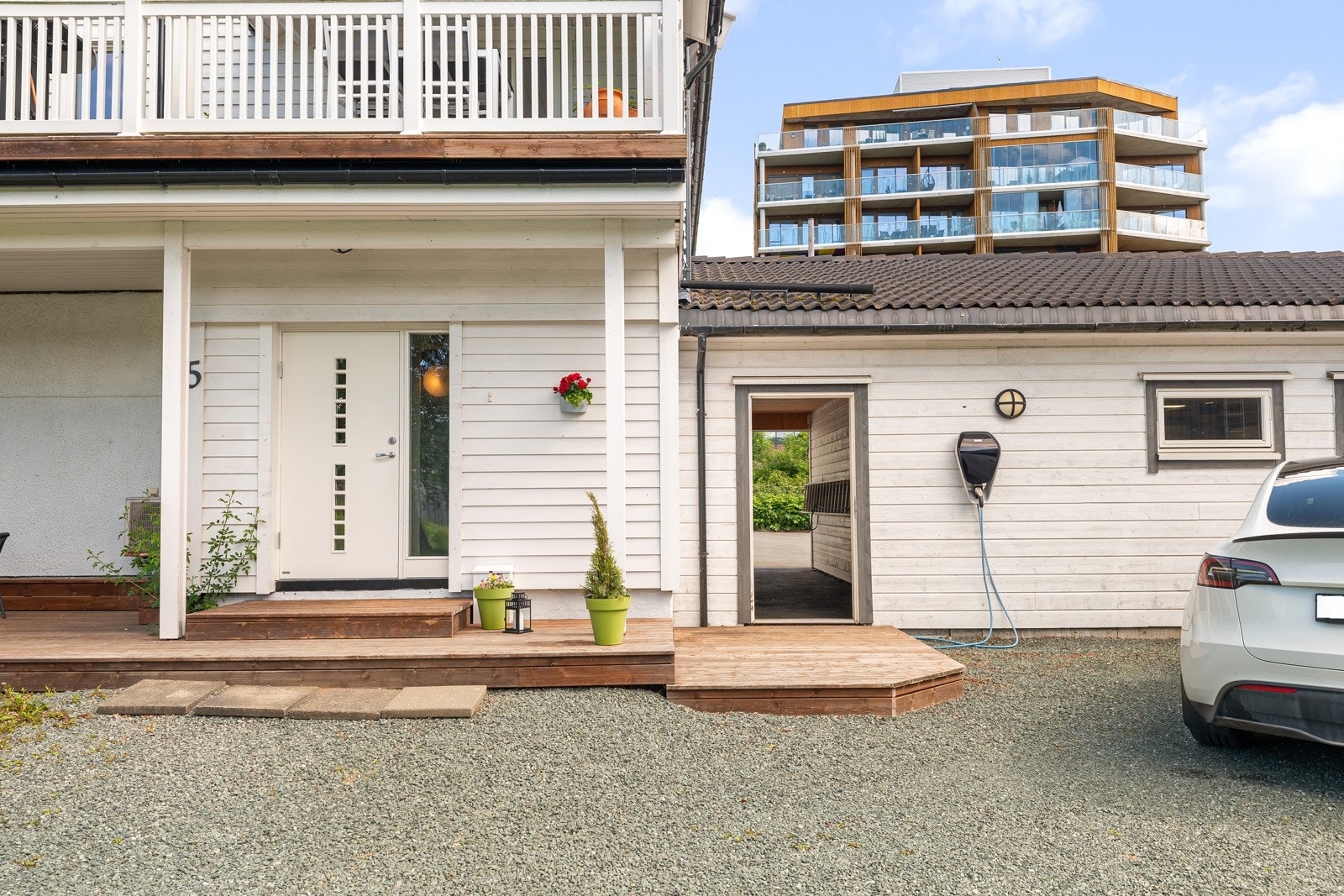 Bolig- og næringsdelen er naturlig adskilt med hver sin inngang. Galleribilde