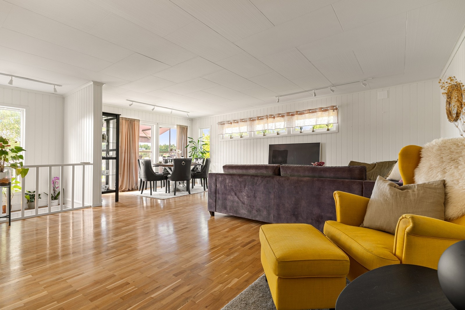 Stor og åpen stue med store vindusflater. Galleribilde