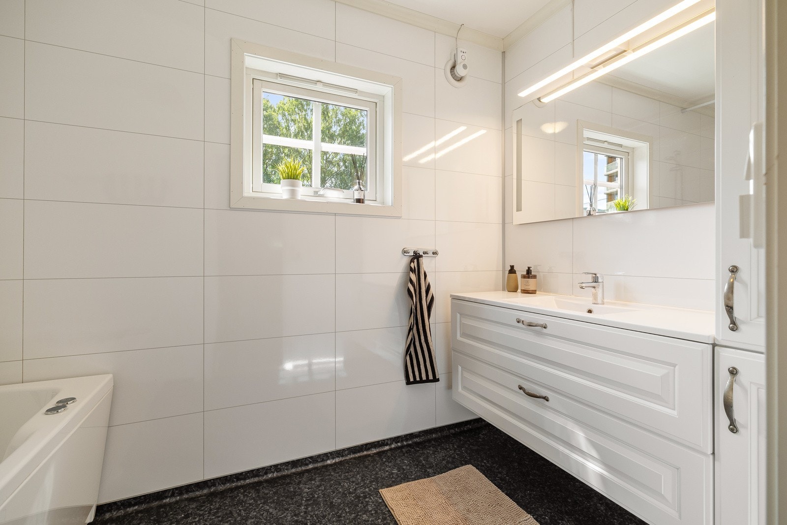 Pent baderom med behagelig varme i gulv. Galleribilde