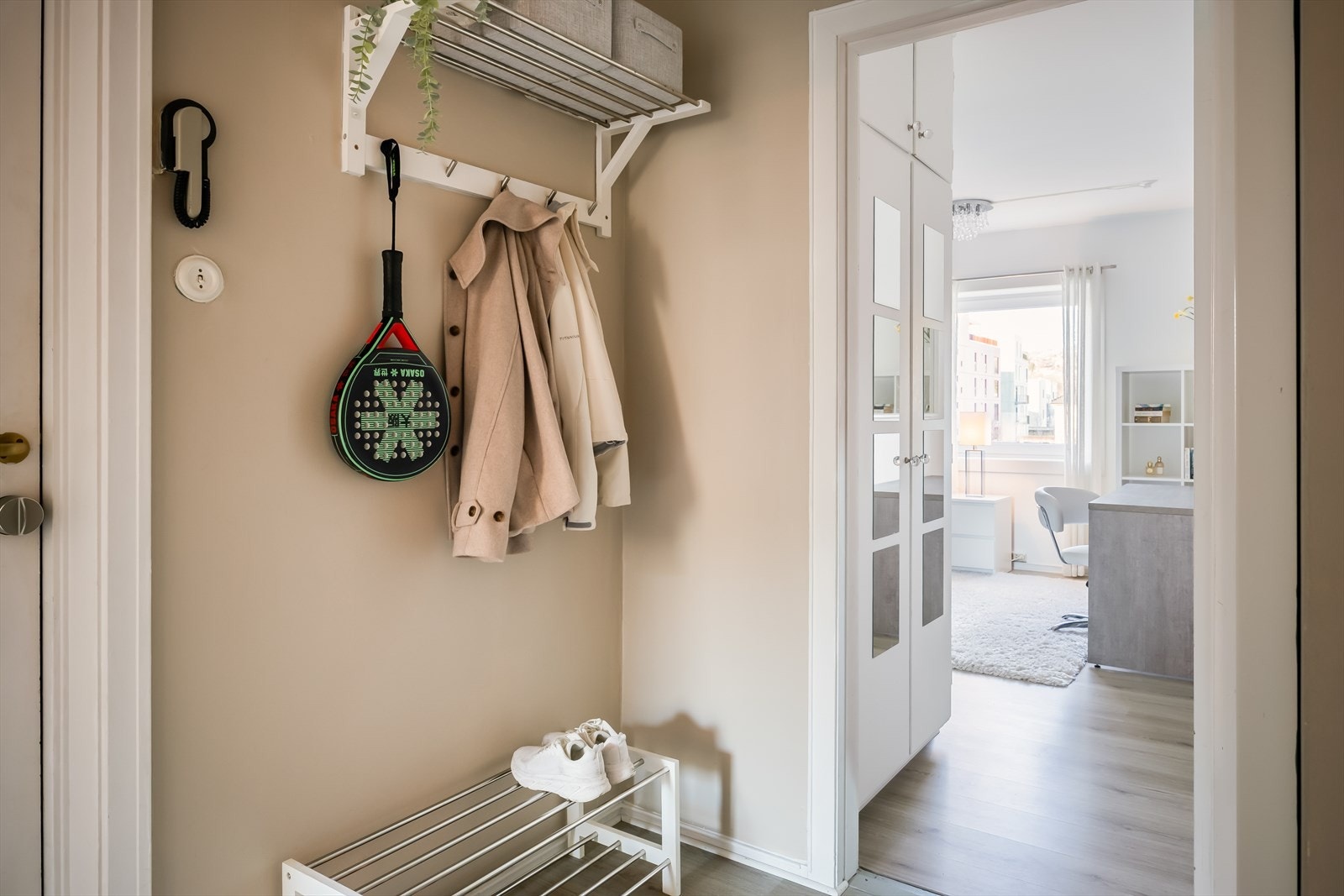 I entréen er det praktisk oppheng for ytterklær. Galleribilde