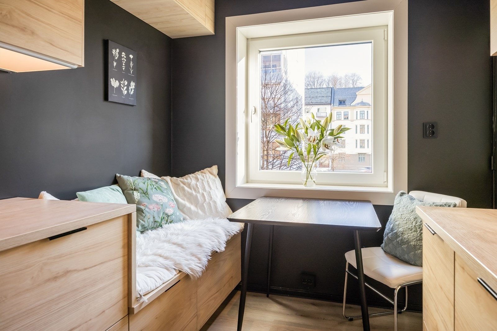 Kjøkkenet er separert fra stua, noe som skaper en praktisk soneinndeling. Galleribilde