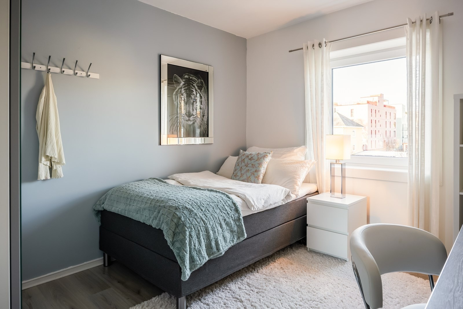 Leiligheten byr på to soverom, hvorav det ene er på 13,3 m² og det andre på 9,2 m². Galleribilde