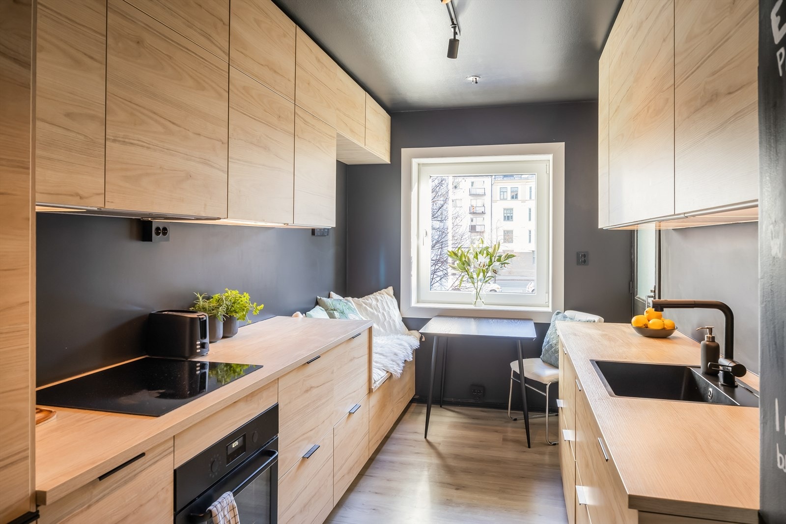 Pent kjøkken fra 2019 på 11,4 m² med tilstandsgrad 1 fra takstmann. Galleribilde