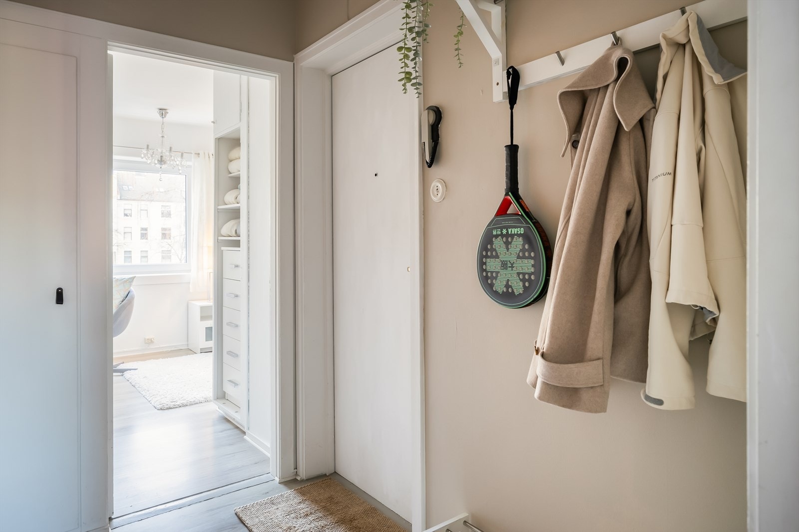 Innbydende entré på 5,4 m² som fungerer som leilighetens knutepunkt. Galleribilde