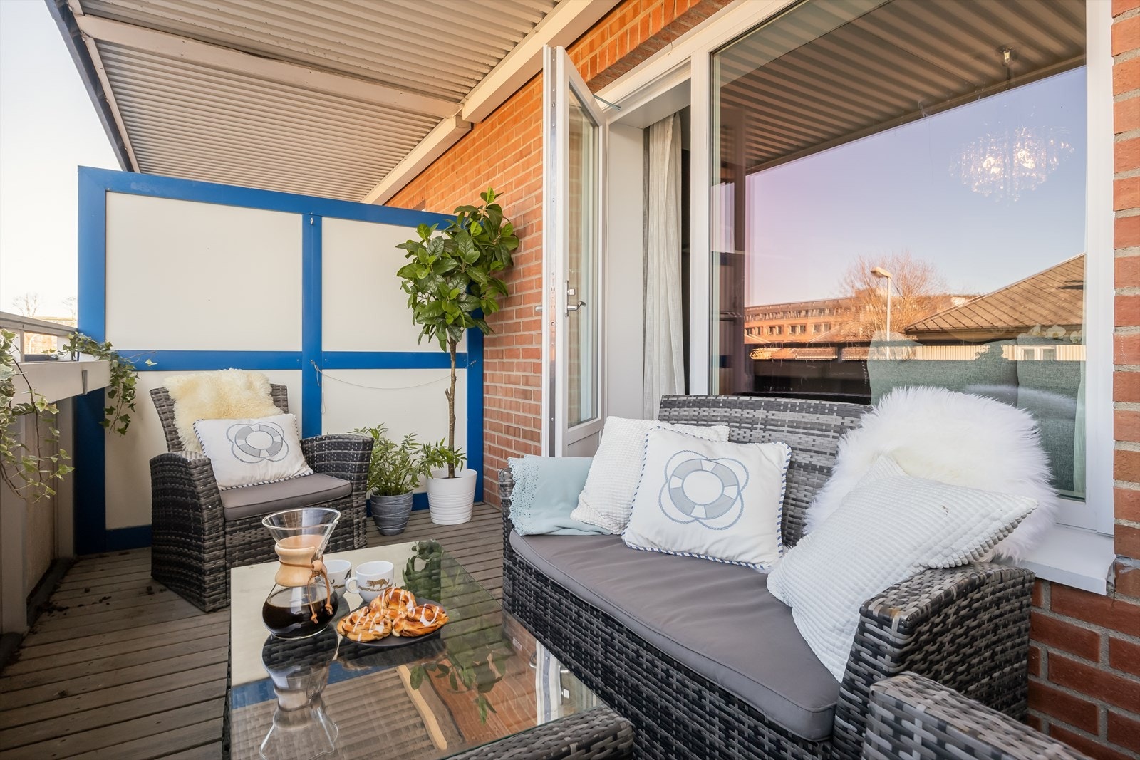 Leilighetens balkong er overbygd og strekker seg over 7,8 m². Balkongen er vestvendt og har sol fra ca. kl. 13:00 frem til solnedgang på sommerstid. Alle vinduer og balkongdører ble byttet høsten 2023, inkludert ny tetting, vindusforinger og listverk. Galleribilde