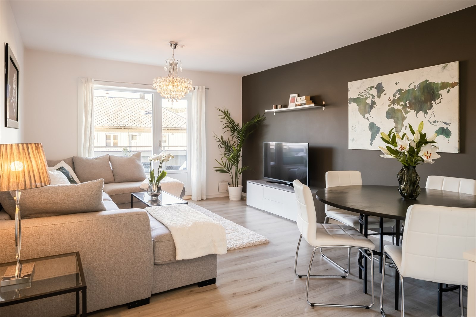 Lys og romslig stue på 21,5 m² med flere møbleringsmuligheter. Galleribilde