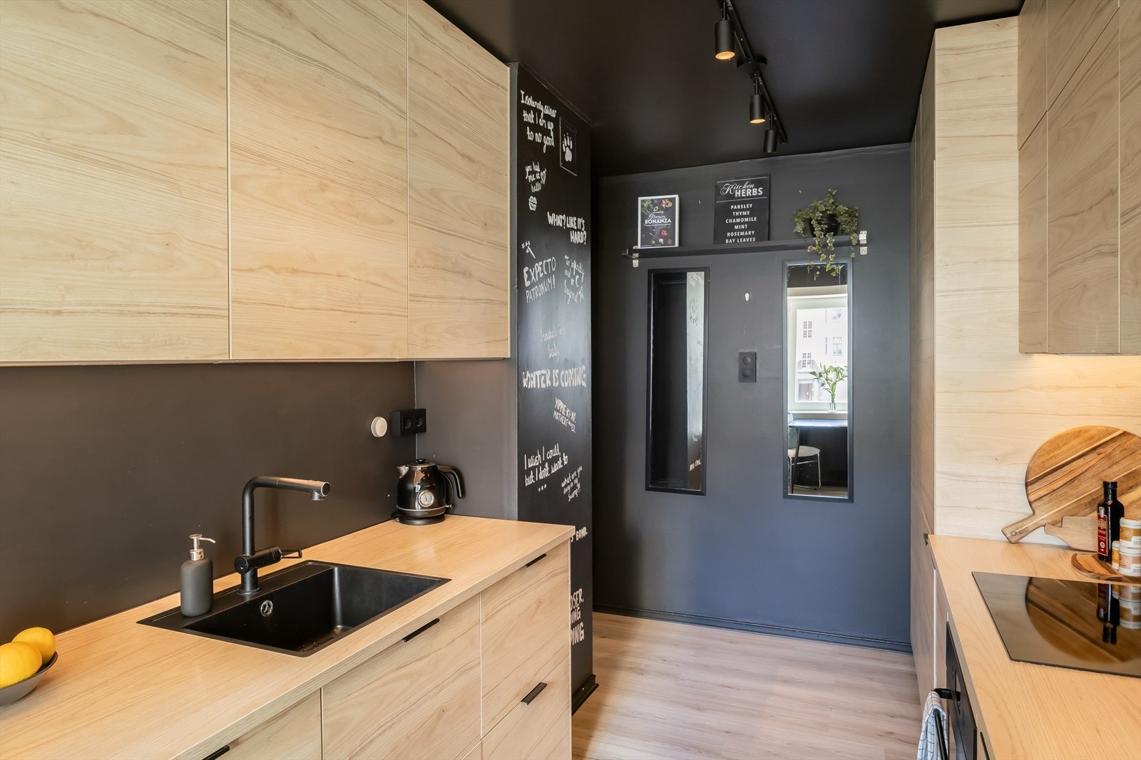 Her får du mye skap- og benkeplass. Galleribilde